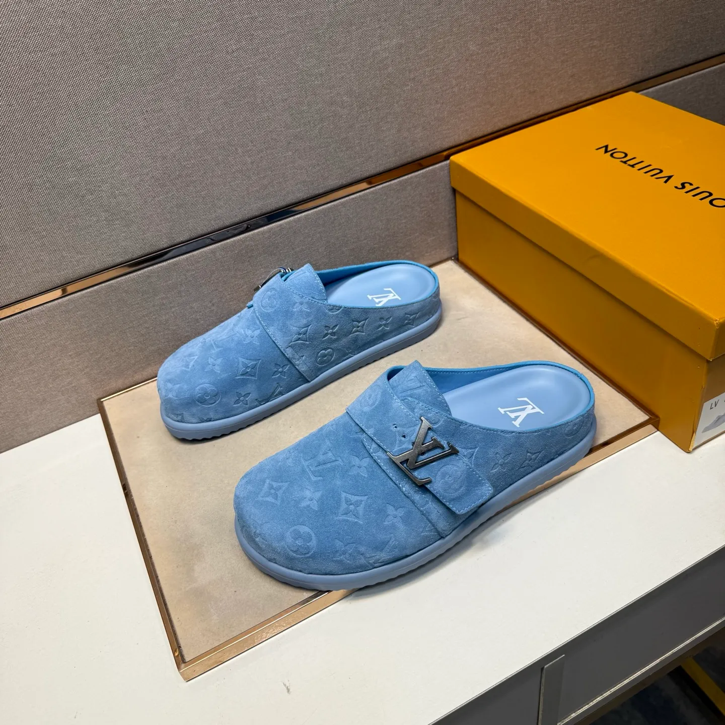 Men's men's shoes 💰pp540 [LV～] Men's casual half slippers 2025z cabinet sales simultaneously 🔶Size: 39-44 #️⃣ 🔷4 colors🔜The upper is made of multi-material splicing ➕Genuine leather lining, comfortable and breathable, sole: original comfortable and wear-resistant outsole, ⚠️Real thing📱Photographed🎬The real thing is better📢📢📢